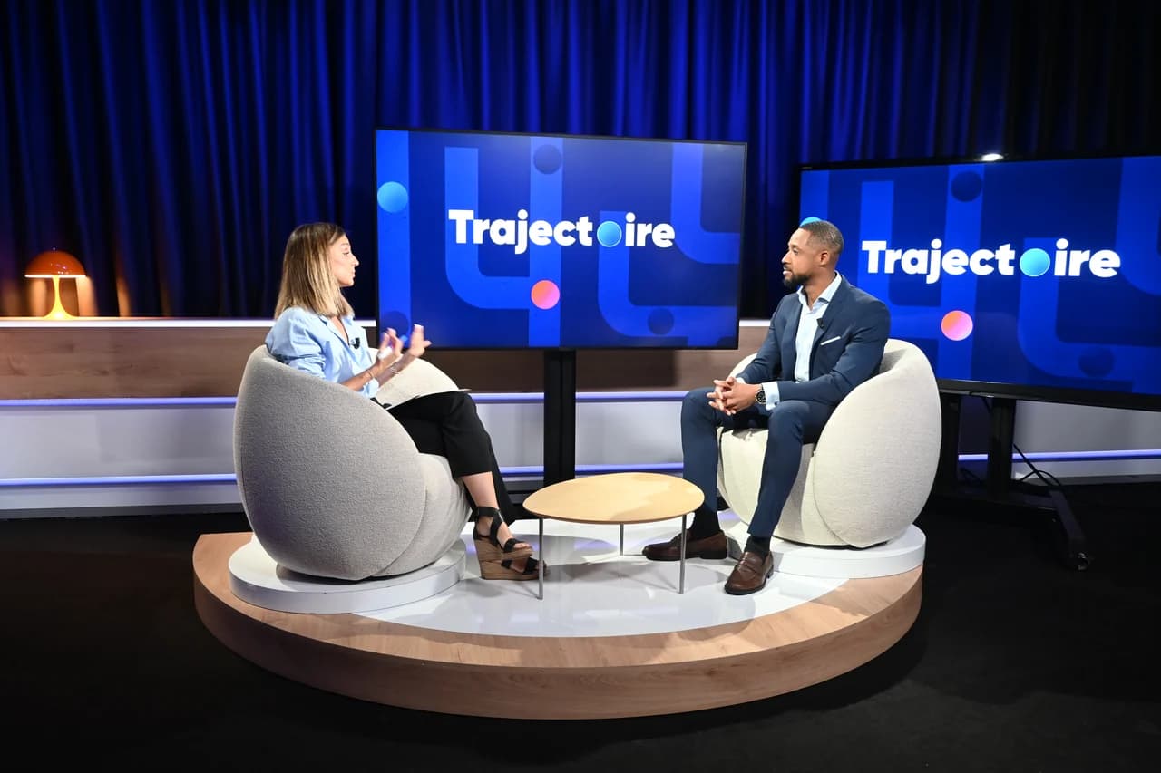 Carine Dany et Allan Ransau échangent face à face sur le plateau de Trajectoire, sous les écrans de l'émission
